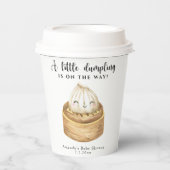 Ein kleines Knödel ist auf dem Weg Babydusche Pappbecher (Vorderseite)