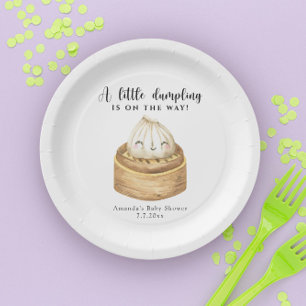 Ein kleines Knödel ist auf dem Weg Babydusche Pappteller