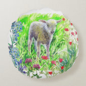 Ein kleines Lamm und Wildblumen Rundes Kissen (Rückseite)