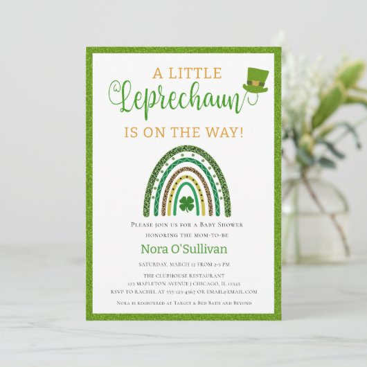 Ein kleines Leprechaun St. Patrick's Baby Shower Einladung (Stehend Vorderseite)