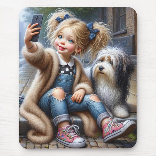 Ein kleines Mädchen, das sich mit dem Hund selber Mousepad (Vorne)