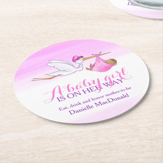 Ein kleines Mädchen ist auf dem Weg Storch pink Runder Pappuntersetzer (Angewinkelt)