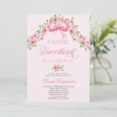 Ein kleines Mädchen ist unterwegs mit einer Babydu Einladung (Stehend Vorderseite)