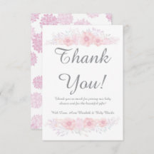 ein kleines Mädchen mit blumengeschmückter, einfac