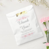 ein kleines Mädchen mit blumengeschmückter, einfac Geschenktütchen (Versiegelt)