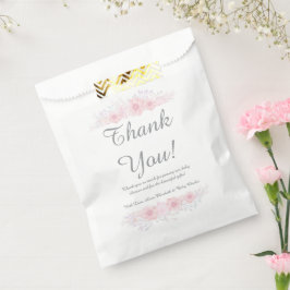 ein kleines Mädchen mit blumengeschmückter, einfac Geschenktütchen