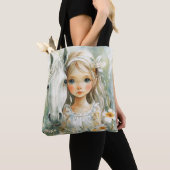 Ein kleines Mädchen mit einem Pferd Tasche (Von Nahem)