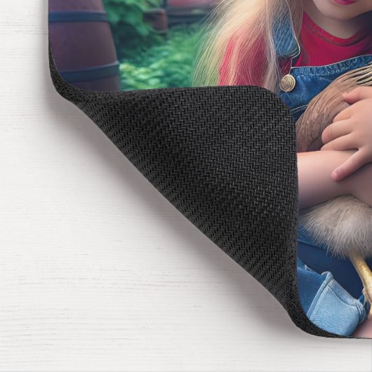 Ein kleines Mädchen umarmt ein Huhn Mousepad (Ecke)