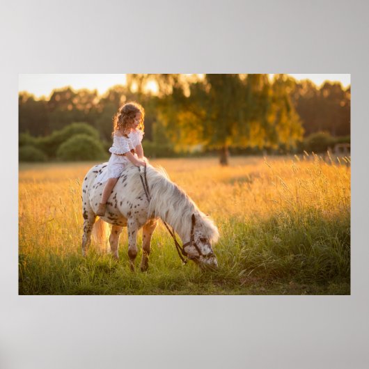 Ein kleines Mädchen und ihr Pony Poster (Vorne)