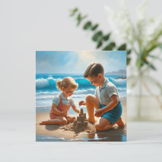 Ein kleines Mädchen und Junge Gebäude a Sandcastle (Stehend Vorderseite)