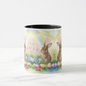 Ein kleines Niedliches Hasen mit farbigen Eiern un Tasse (Zentrum)