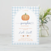 Ein kleines Pumpkin Blue Gingham Autumn Baby Dusch Einladung (Stehend Vorderseite)