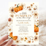 Ein kleines Pumpkin Fall Baby Duschgeschlecht neut Einladung<br><div class="desc">🍂 Planen Sie eine gemütliche, unvergessliche Babydusche? Herzlich willkommen im Herbst mit unserer charmanten Little Pumpkin Fall Baby Dusche! Egal, ob Sie unterwegs einen Kürbis feiern oder eine Hobby-Affäre veranstalten, diese Einladung Set den perfekten Ton für Ihre geschlechtsneutrale Babydusche. 🎃 Sie die Wärme der Saison mit unserem Kürbisdesign, das mit...</div>