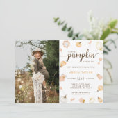 Ein kleines Pumpkin Fall Foto Kinderdusche Einladu (Stehend Vorderseite)