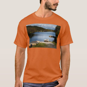 Ein kleines Ruderboot Donegal See T-Shirt
