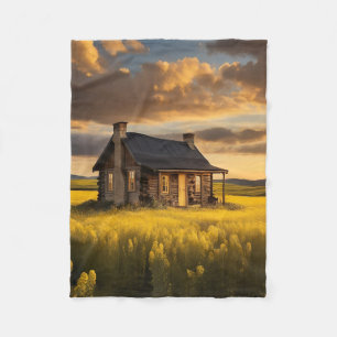 Ein kleines, rustikales Cottage mit schwarzem Dach Fleecedecke