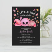 Ein kleines schwarz-rosa Halloween-Kinderdusche Einladung (Stehend Vorderseite)