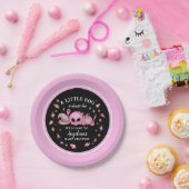 Ein kleines schwarz-rosa Halloween-Kinderdusche Pappteller (Party)
