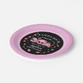 Ein kleines schwarz-rosa Halloween-Kinderdusche Pappteller (Schrägansicht)