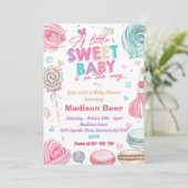 Ein kleines süßes Baby ist das Party Einladung (Stehend Vorderseite)