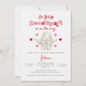 Ein kleines süßes Baby ist unterwegs mit einer Bab Einladung (Vorderseite)