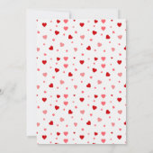 Ein kleines süßes Baby ist unterwegs mit einer Bab Einladung (Rückseite)