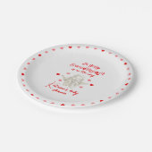 Ein kleines süßes Baby ist unterwegs mit einer Bab Pappteller (Schrägansicht)