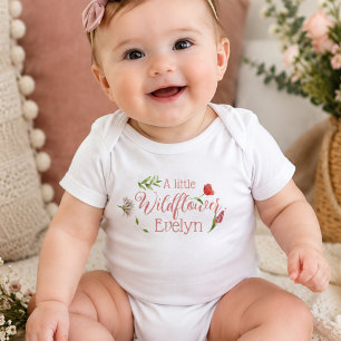 ein kleines Wildblumen-Baby-Mädchen Baby Strampler