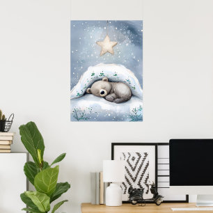 Ein knuddeliger Bär, der unter einer schneebedeckt Poster