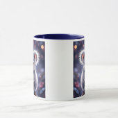 Ein Koala, der an einem Ast festhält, beobachtet d Tasse (Zentrum)