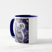 Ein Koala, der an einem Ast festhält, beobachtet d Tasse (Vorderseite Links)