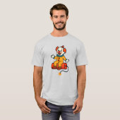 Ein komischer Clown, der auf einem fiktiven Dynami T-Shirt (Vorne ganz)