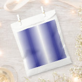 Ein kompliziertes, blaues geometrisches Muster mit Geschenktütchen (Ausgeschnitten)