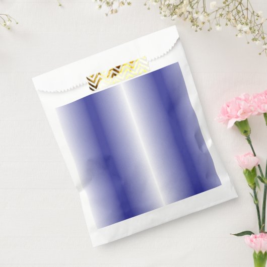 Ein kompliziertes, blaues geometrisches Muster mit Geschenktütchen (Versiegelt)
