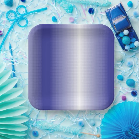 Ein kompliziertes, blaues geometrisches Muster mit Pappteller (Party)