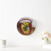 Ein Korb der gelben Narzissen und des Runde Wanduhr (Zuhause)