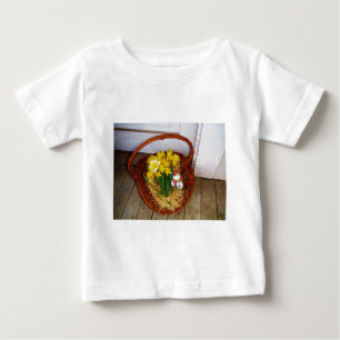 Ein Korb voller gelber Narzissen und florales Oste Baby T-shirt