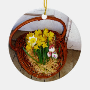 Ein Korb voller gelber Narzissen und florales Oste Keramik Ornament