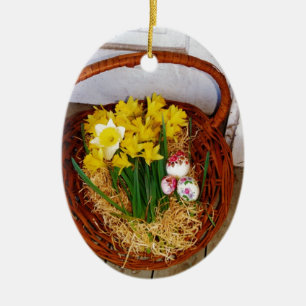 Ein Korb voller gelber Narzissen und florales Oste Keramikornament