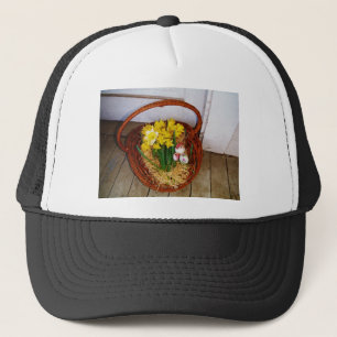 Ein Korb voller gelber Narzissen und florales Oste Truckerkappe