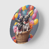 Ein Korb voller Mops und Balloons Runde Wanduhr (Winkel)