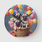 Ein Korb voller Mops und Balloons Runde Wanduhr (Vorderseite)