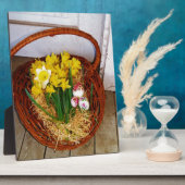 Ein Körbchen mit gelben Eizellen und blumengeschmü Fotoplatte (Seite)