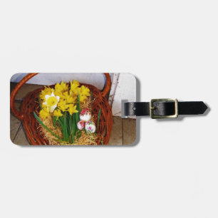 Ein Körbchen mit gelben Eizellen und blumengeschmü Gepäckanhänger