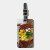 Ein Körbchen mit gelben Eizellen und blumengeschmü Gepäckanhänger (Vorderseite vertikal)