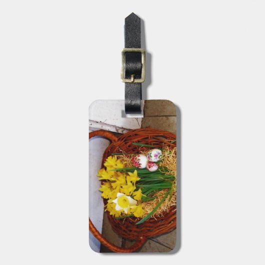 Ein Körbchen mit gelben Eizellen und blumengeschmü Gepäckanhänger (Vorderseite vertikal)