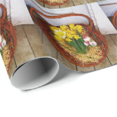 Ein Körbchen mit gelben Eizellen und blumengeschmü Geschenkpapier (Rolleneckpunkt)