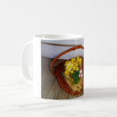 Ein Körbchen mit gelben Eizellen und blumengeschmü Kaffeetasse (Vorderseite Links)