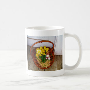 Ein Körbchen mit gelben Eizellen und blumengeschmü Kaffeetasse