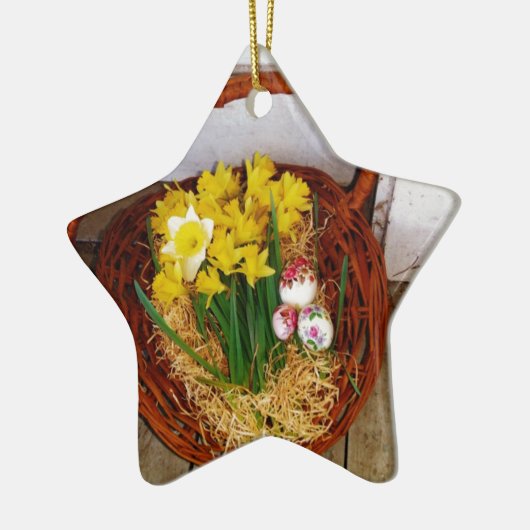 Ein Körbchen mit gelben Eizellen und blumengeschmü Keramik Ornament (Links)